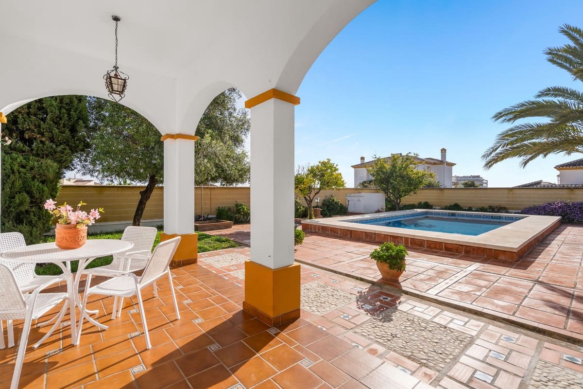 5 bedroom Villa for sale in Arroyo de la Miel with pool garage - € 999,000 (Ref: 10041659)