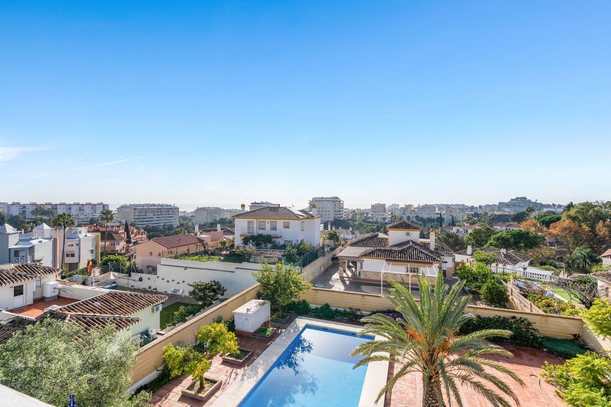 5 bedroom Villa for sale in Arroyo de la Miel with pool garage - € 999,000 (Ref: 10041659)