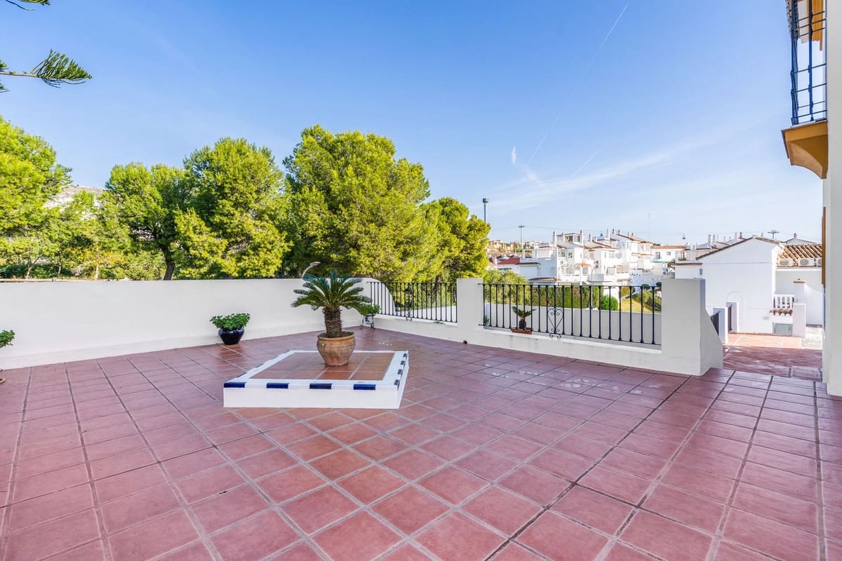 5 bedroom Villa for sale in Arroyo de la Miel with pool garage - € 999,000 (Ref: 10041659)