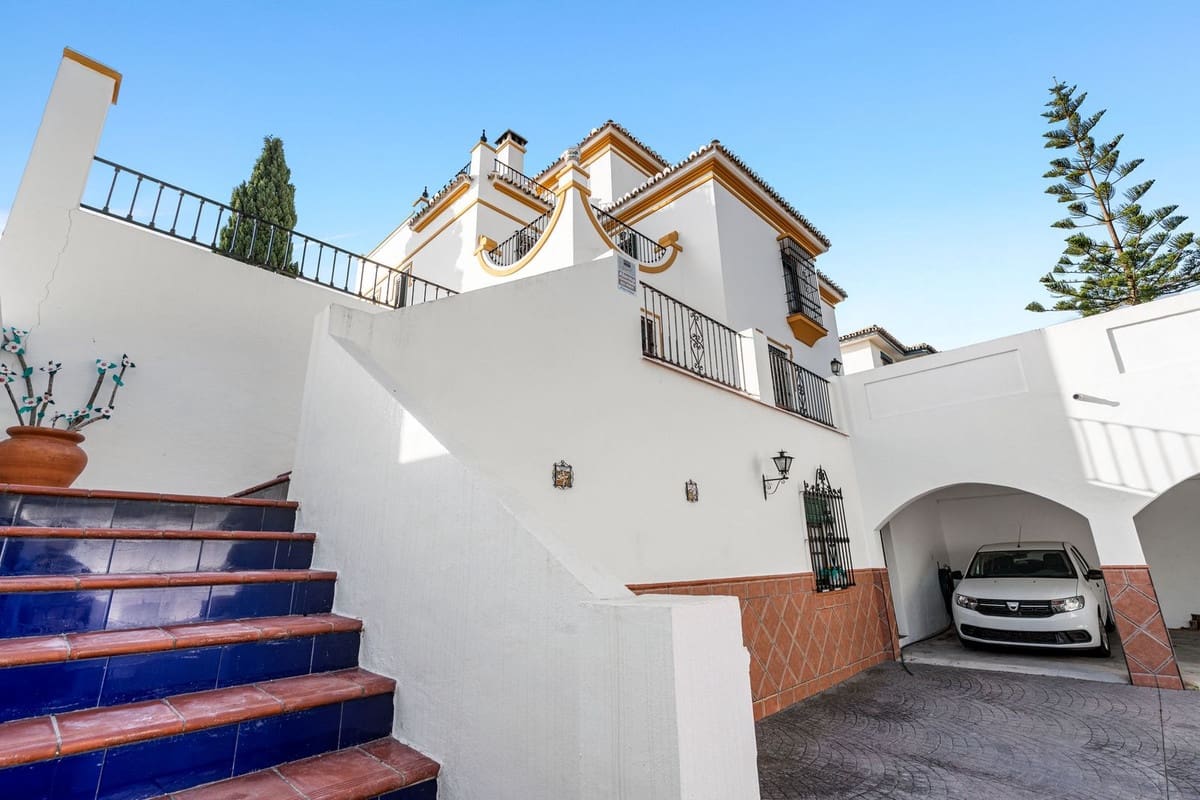 5 bedroom Villa for sale in Arroyo de la Miel with pool garage - € 999,000 (Ref: 10041659)