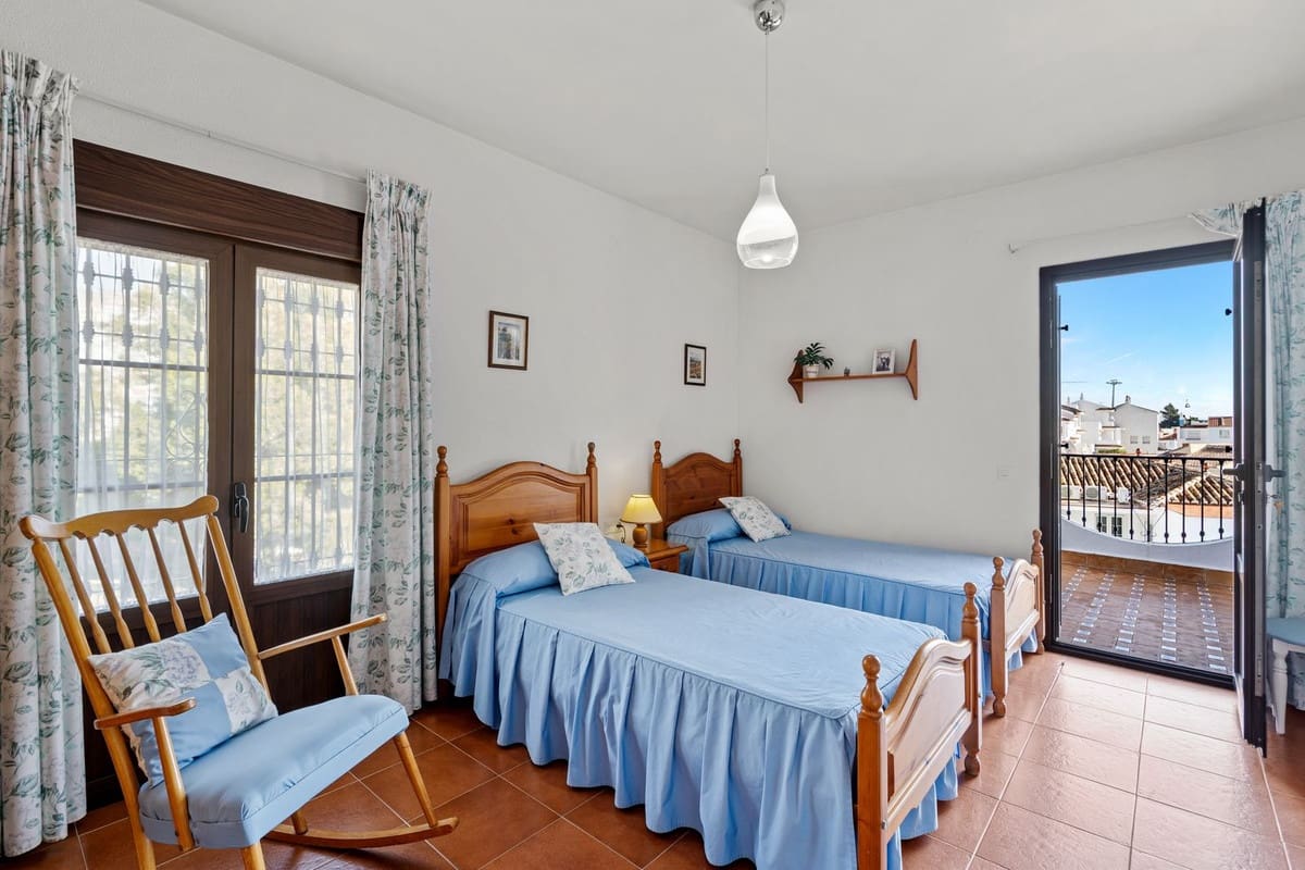 5 bedroom Villa for sale in Arroyo de la Miel with pool garage - € 999,000 (Ref: 10041659)