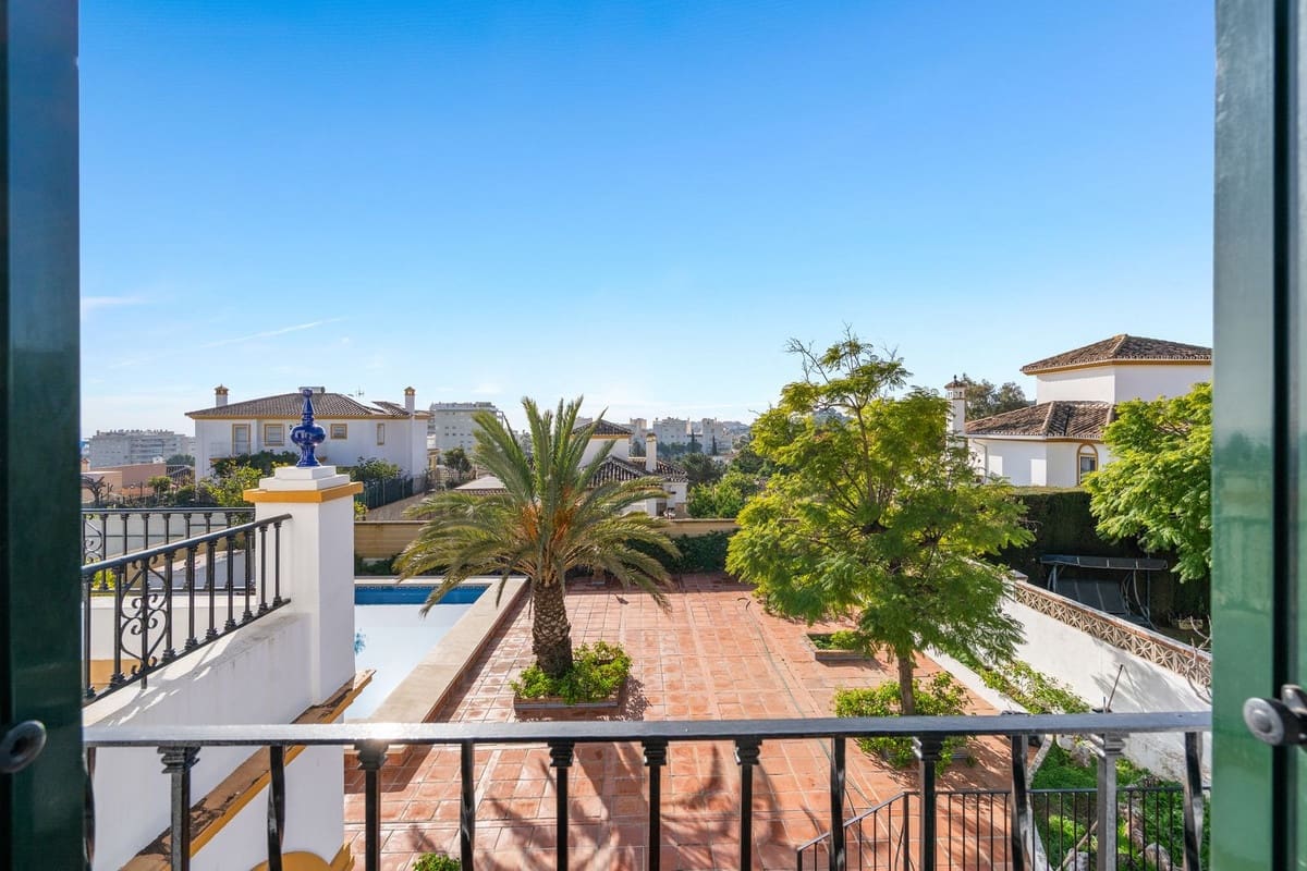 5 bedroom Villa for sale in Arroyo de la Miel with pool garage - € 999,000 (Ref: 10041659)