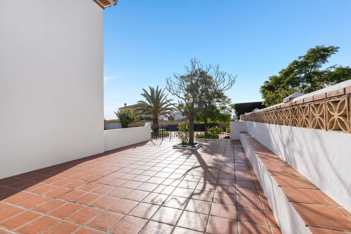5 bedroom Villa for sale in Arroyo de la Miel with pool garage - € 999,000 (Ref: 10041659)