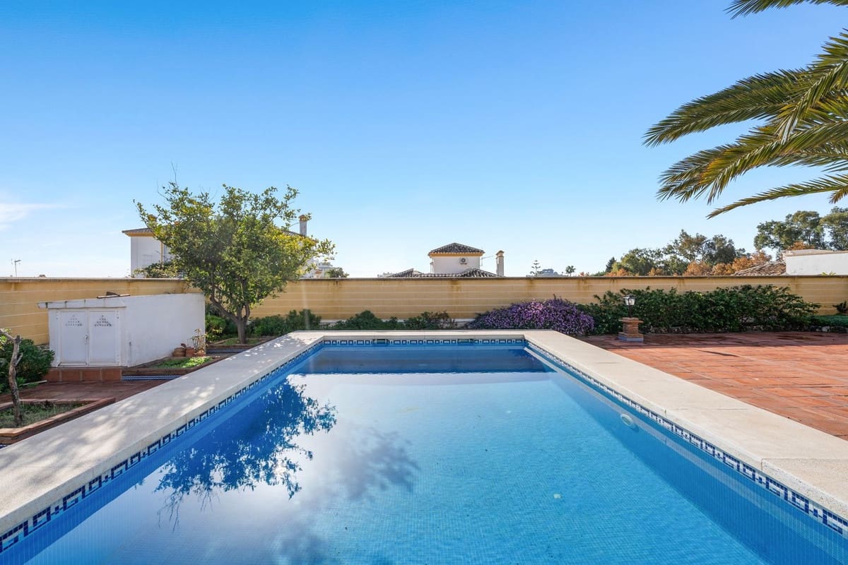 5 bedroom Villa for sale in Arroyo de la Miel with pool garage - € 999,000 (Ref: 10041659)