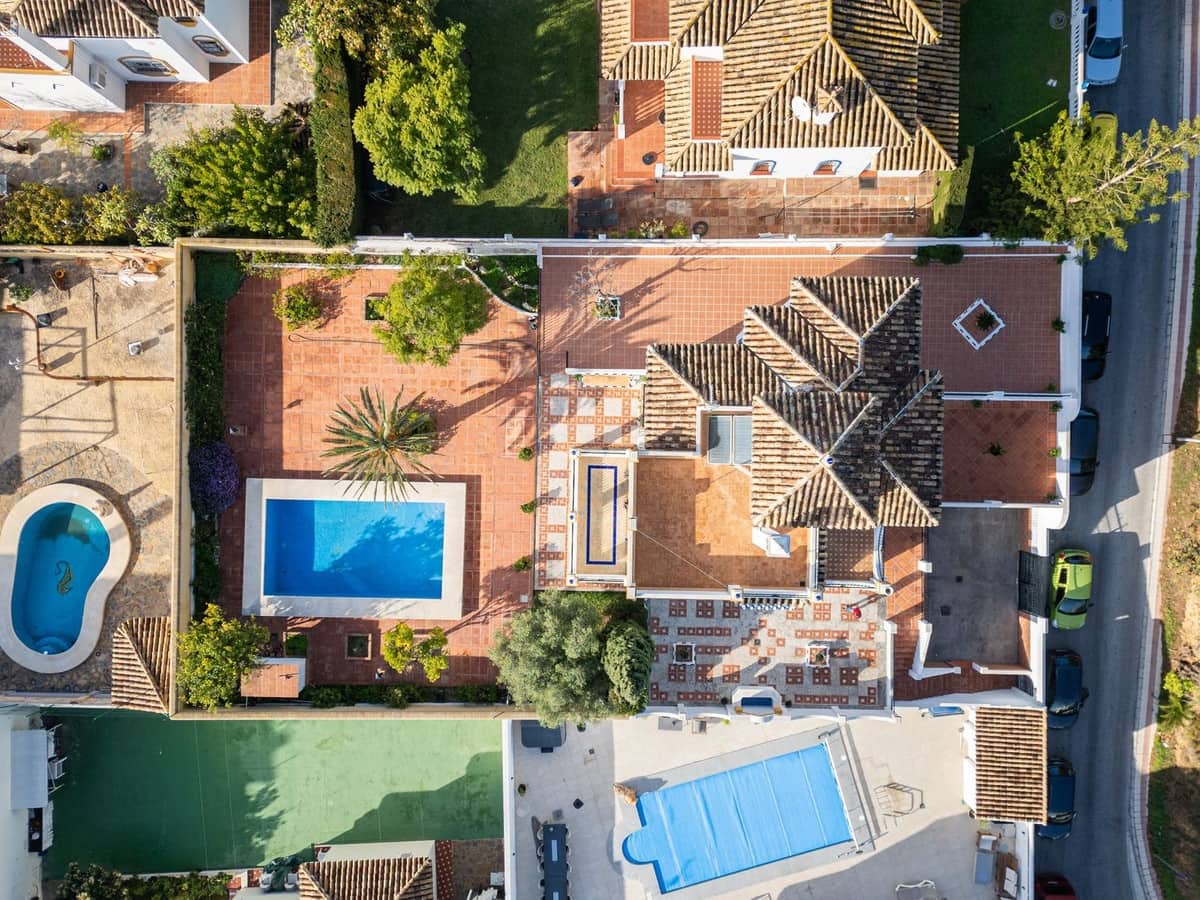 5 bedroom Villa for sale in Arroyo de la Miel with pool garage - € 999,000 (Ref: 10041659)