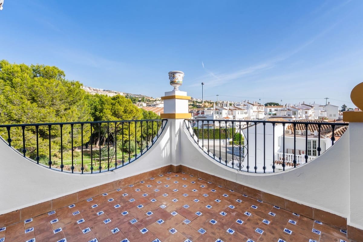 5 bedroom Villa for sale in Arroyo de la Miel with pool garage - € 999,000 (Ref: 10041659)
