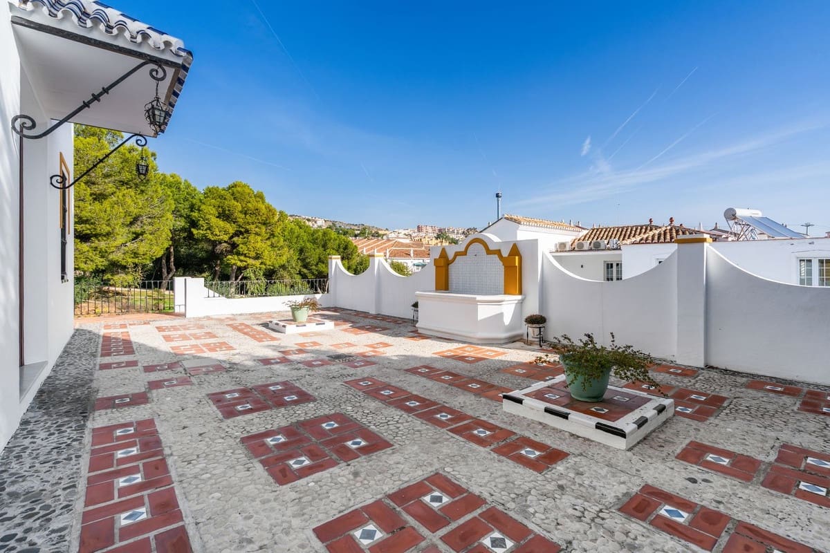 5 bedroom Villa for sale in Arroyo de la Miel with pool garage - € 999,000 (Ref: 10041659)