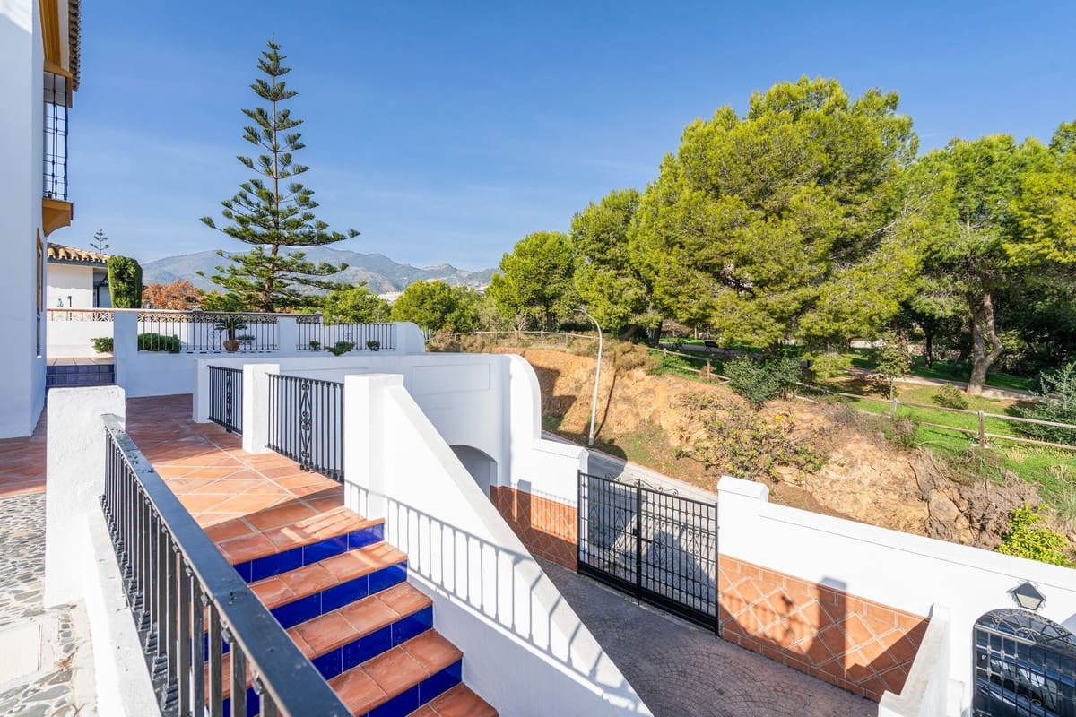 5 bedroom Villa for sale in Arroyo de la Miel with pool garage - € 999,000 (Ref: 10041659)