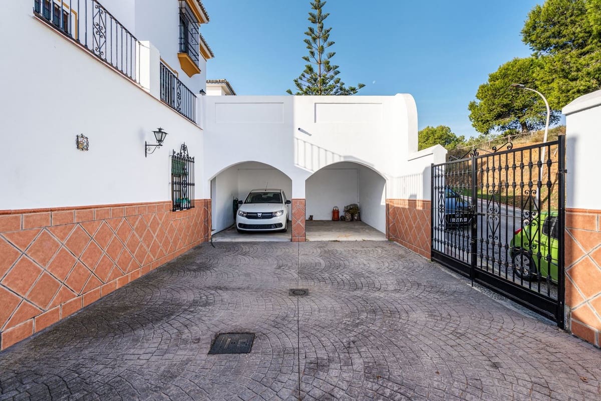 5 bedroom Villa for sale in Arroyo de la Miel with pool garage - € 999,000 (Ref: 10041659)