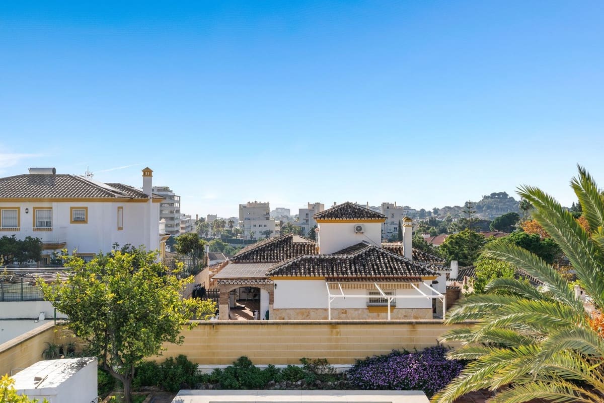 5 bedroom Villa for sale in Arroyo de la Miel with pool garage - € 999,000 (Ref: 10041659)