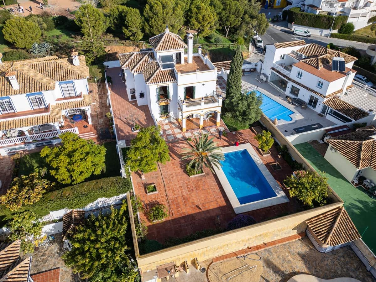 5 bedroom Villa for sale in Arroyo de la Miel with pool garage - € 999,000 (Ref: 10041659)