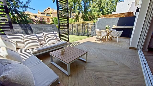 4 sypialnia Dom na sprzedaż w El Paraiso, Estepona z basenem garażem - 795 000 € (Ref: 10041673)
