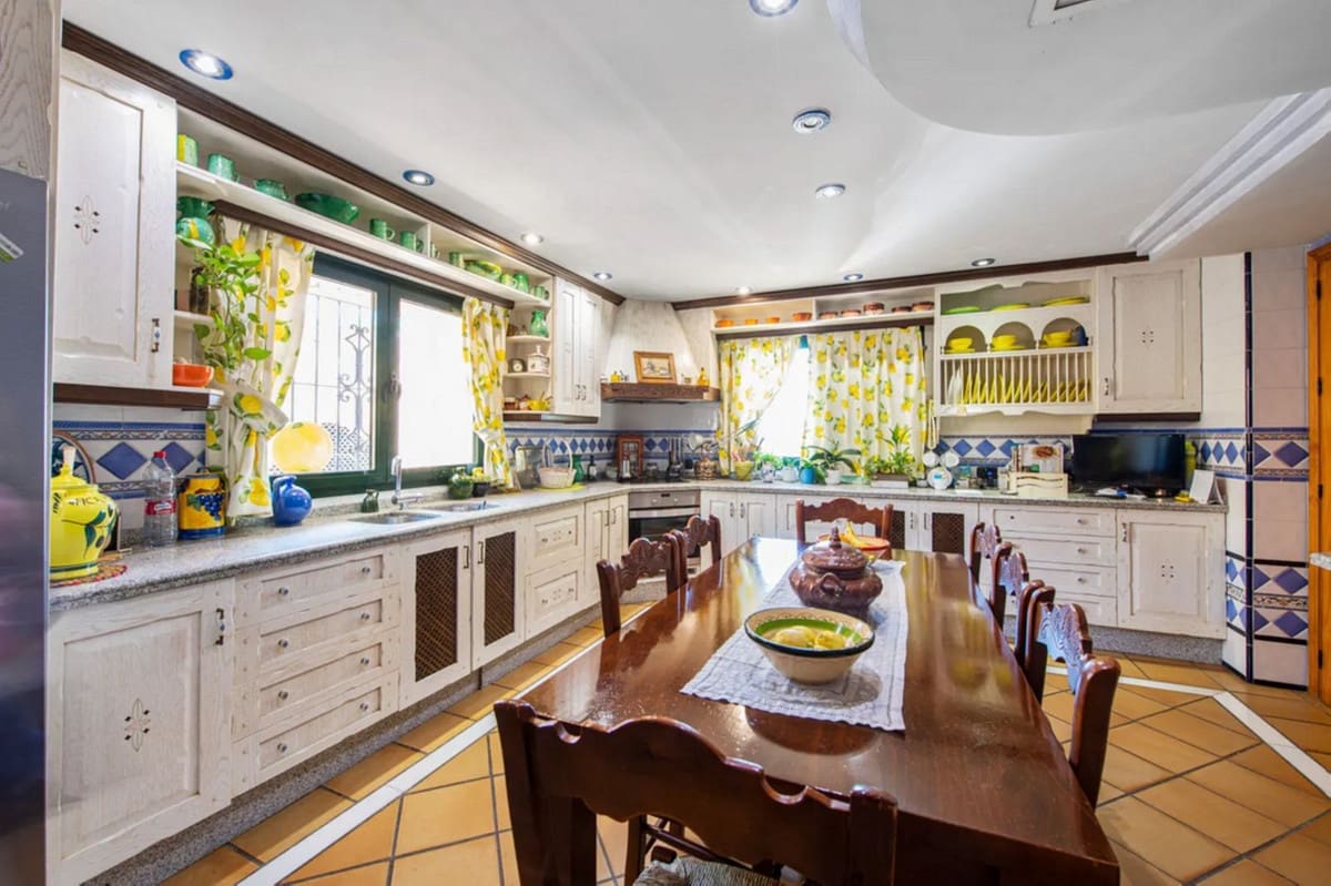 6 slaapkamer Villa te koop in Estepona met zwembad garage - € 2.750.000 (Ref: 10041674)