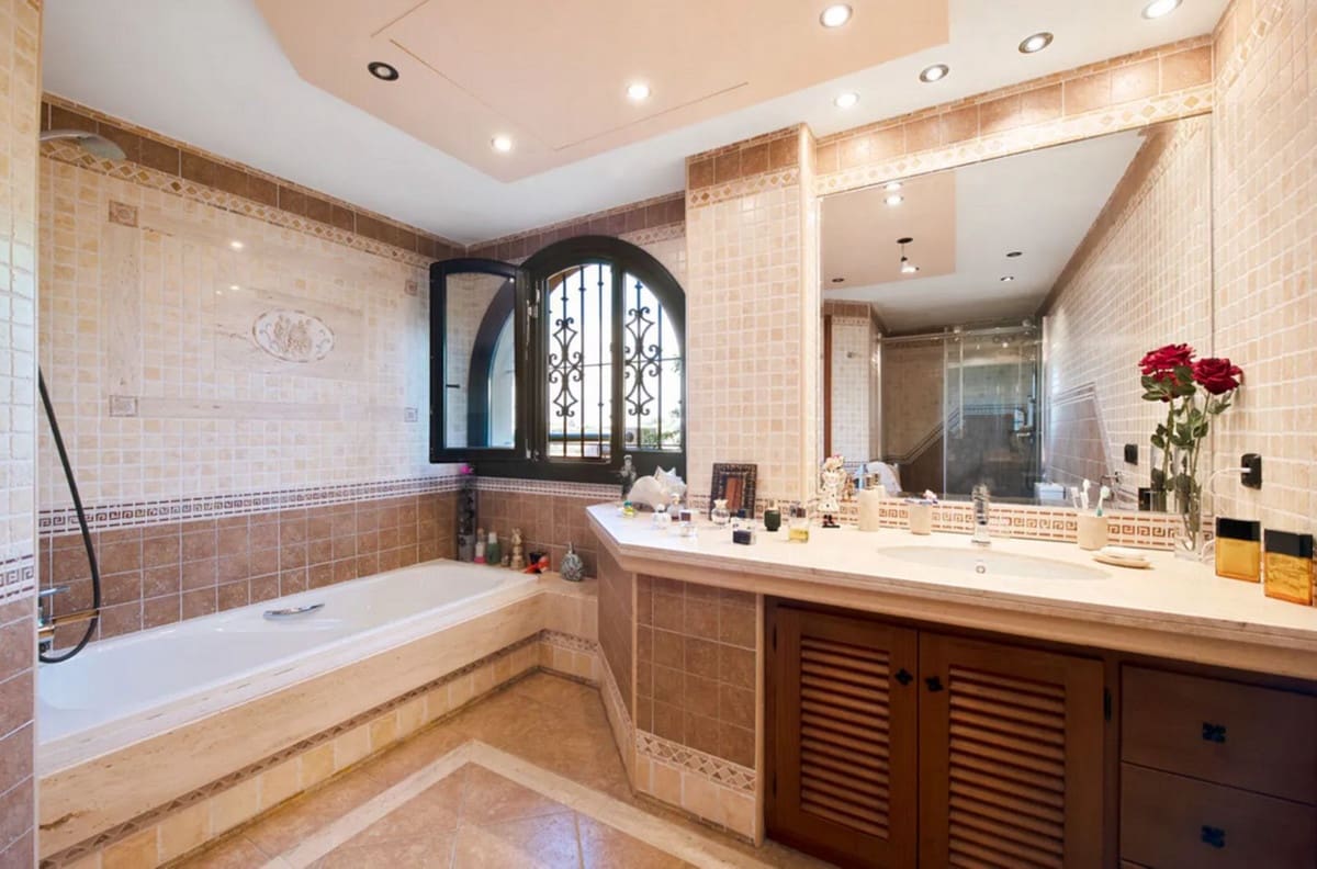 6 slaapkamer Villa te koop in Estepona met zwembad garage - € 2.750.000 (Ref: 10041674)