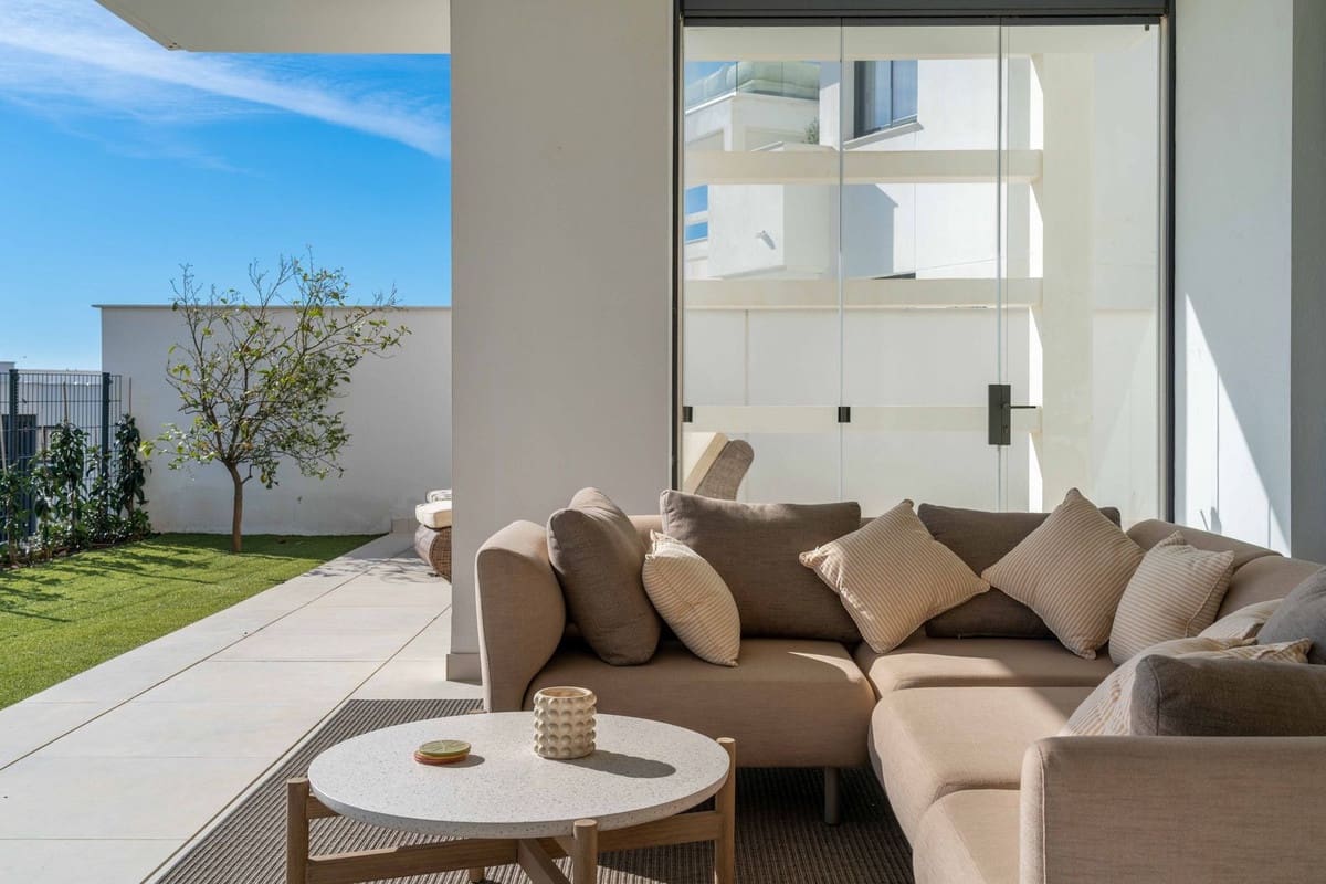 3 bedroom Apartment for sale in Fuengirola with garage - € 849,000 (Ref: 10041679)