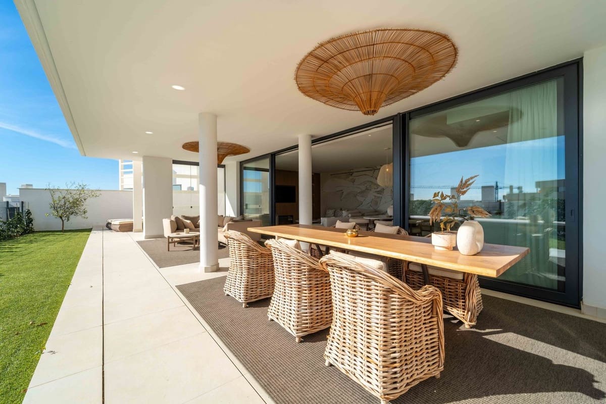 3 bedroom Apartment for sale in Fuengirola with garage - € 849,000 (Ref: 10041679)