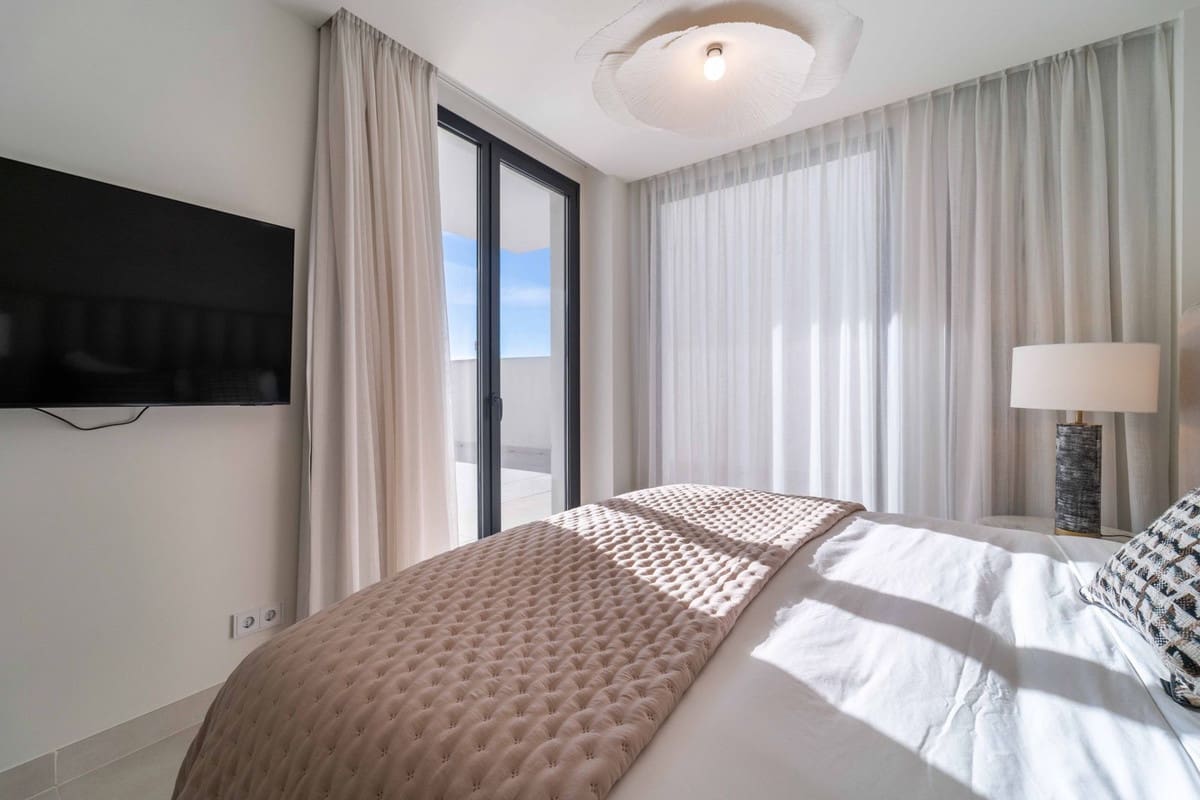 3 bedroom Apartment for sale in Fuengirola with garage - € 849,000 (Ref: 10041679)