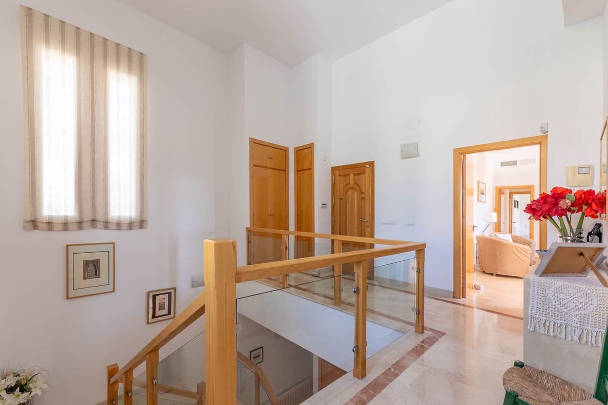 Chalet de 4 habitaciones en Mijas Golf en venta - 1.050.000 € (Ref: 10041688)