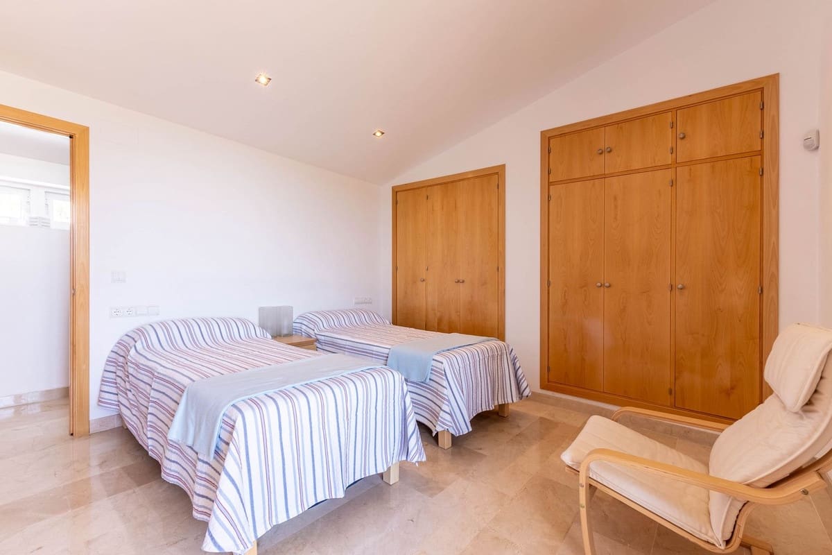 Chalet de 4 habitaciones en Mijas Golf en venta - 1.050.000 € (Ref: 10041688)