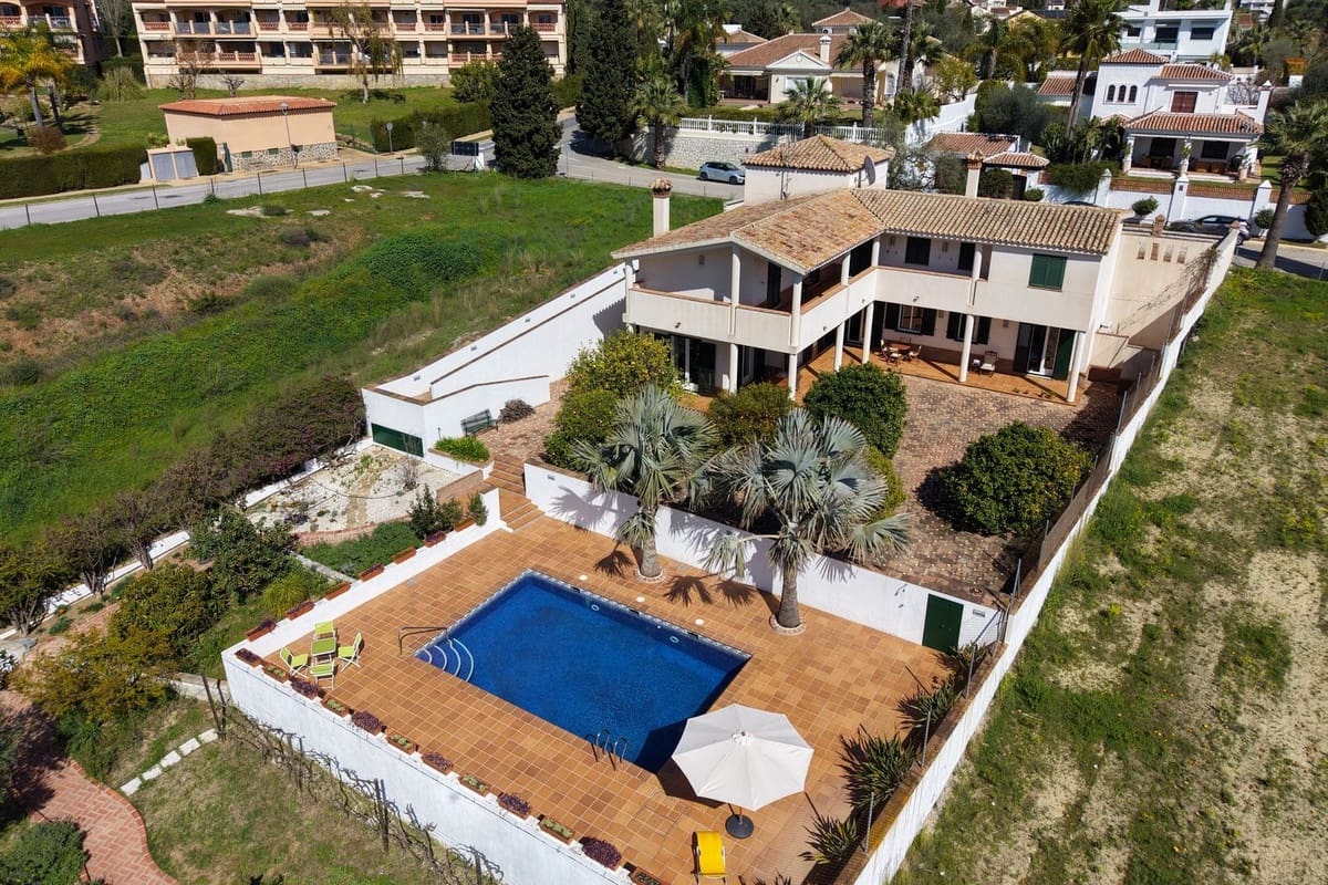 Chalet de 4 habitaciones en Mijas Golf en venta - 1.050.000 € (Ref: 10041688)
