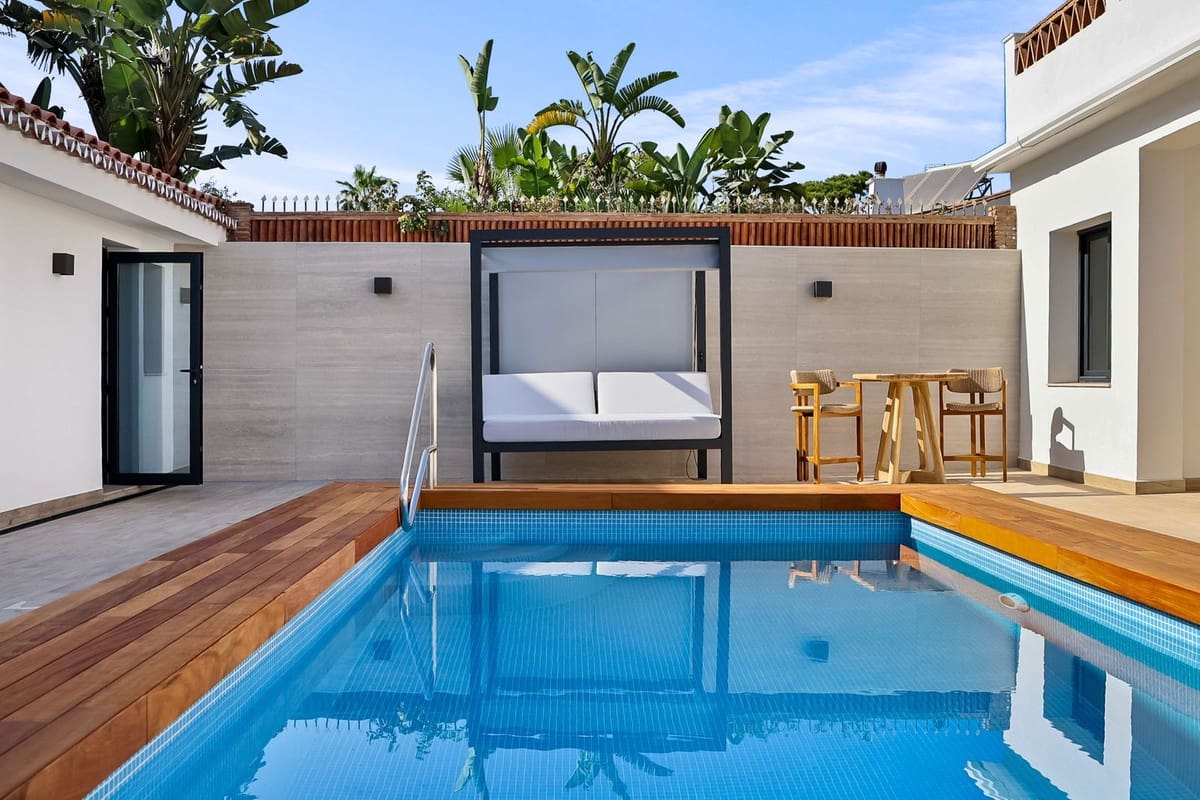 5 bedroom Villa for sale in Costabella with pool garage - € 1,490,000 (Ref: 10041873)