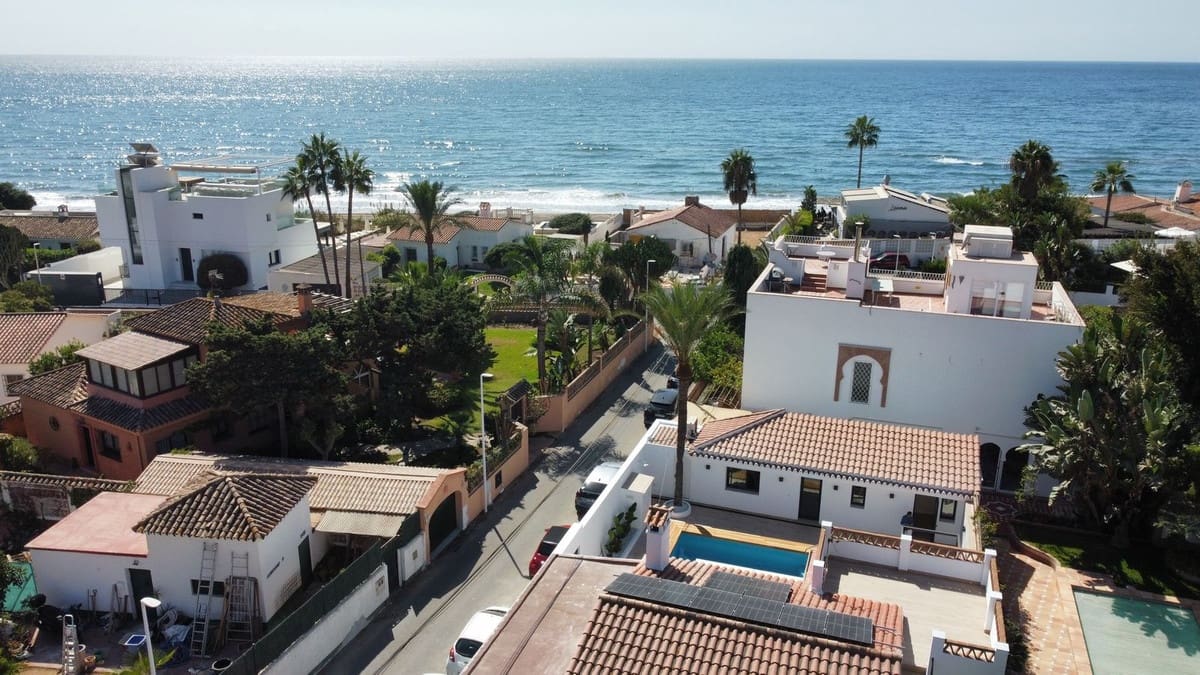5 bedroom Villa for sale in Costabella with pool garage - € 1,490,000 (Ref: 10041873)