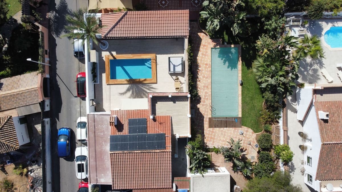 5 bedroom Villa for sale in Costabella with pool garage - € 1,490,000 (Ref: 10041873)