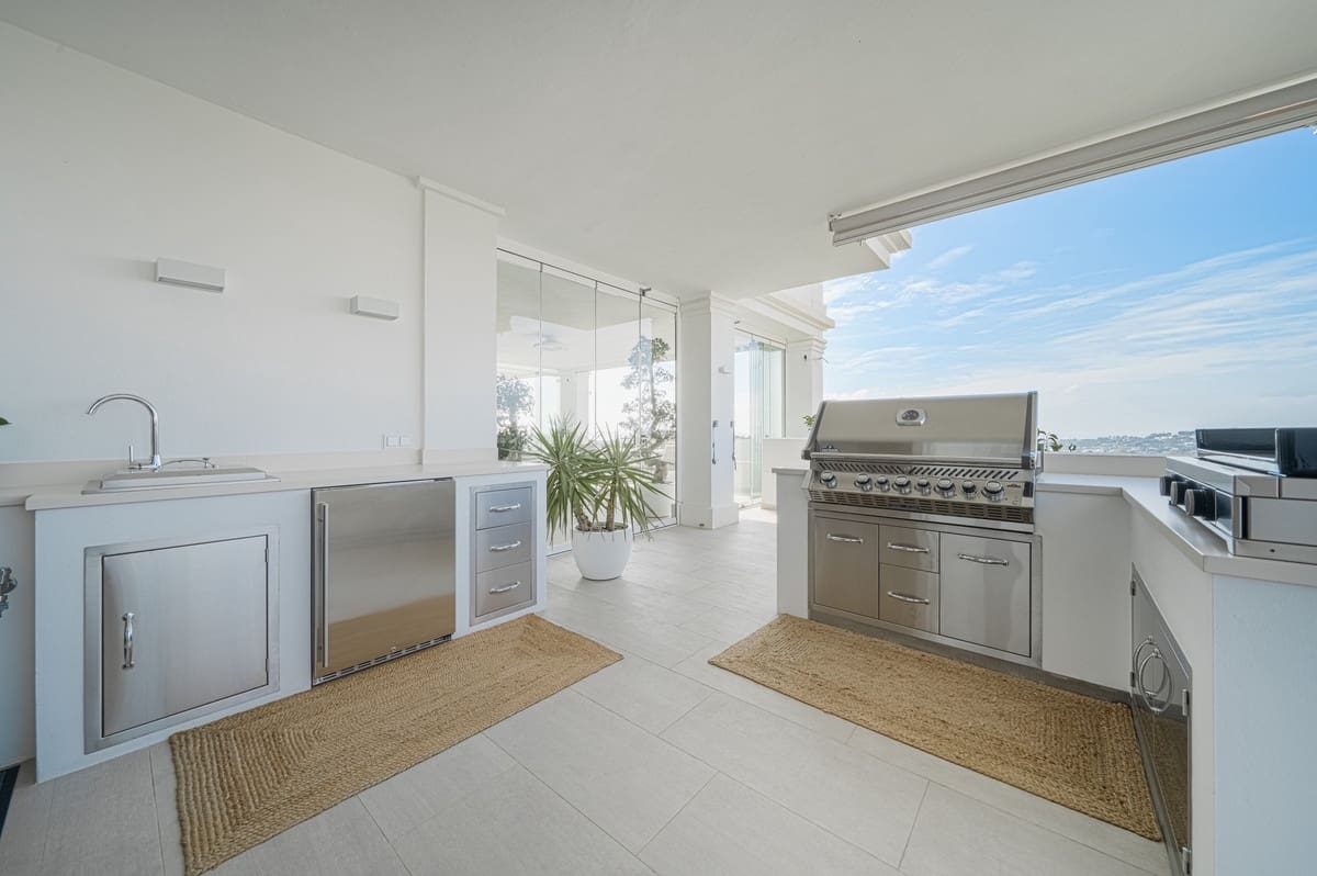 7 bedroom Apartment for sale in Aloha Golf with pool garage - € 4,300,000 (Ref: 10041886)