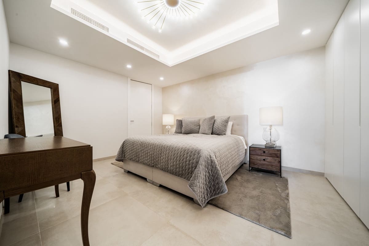 7 bedroom Apartment for sale in Aloha Golf with pool garage - € 4,300,000 (Ref: 10041886)
