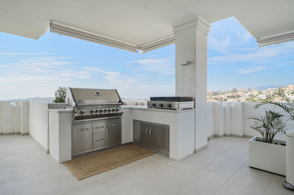 7 bedroom Apartment for sale in Aloha Golf with pool garage - € 4,300,000 (Ref: 10041886)