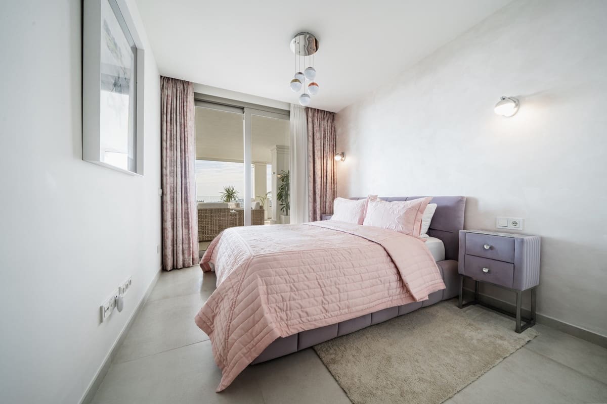 7 bedroom Apartment for sale in Aloha Golf with pool garage - € 4,300,000 (Ref: 10041886)