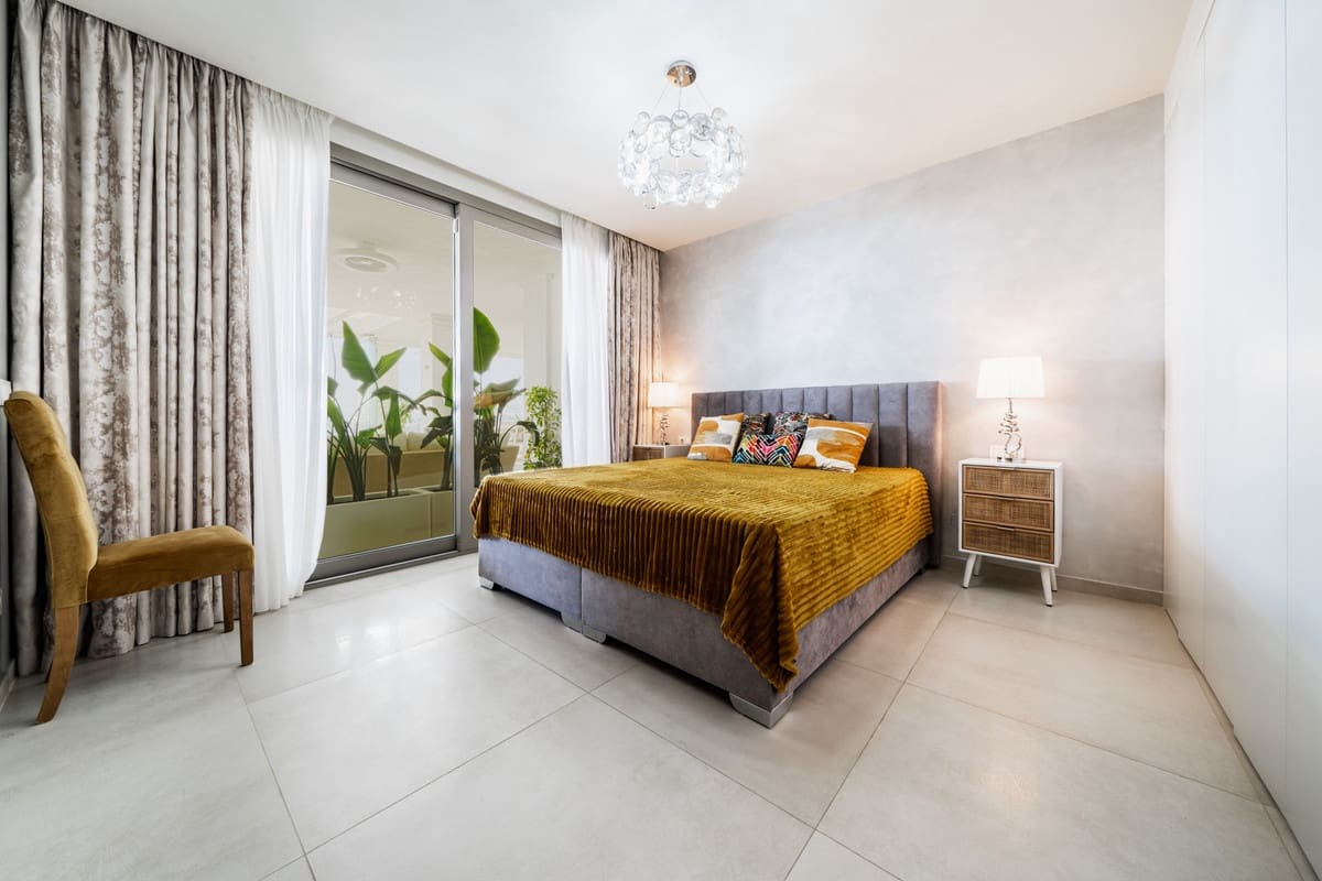 7 bedroom Apartment for sale in Aloha Golf with pool garage - € 4,300,000 (Ref: 10041886)
