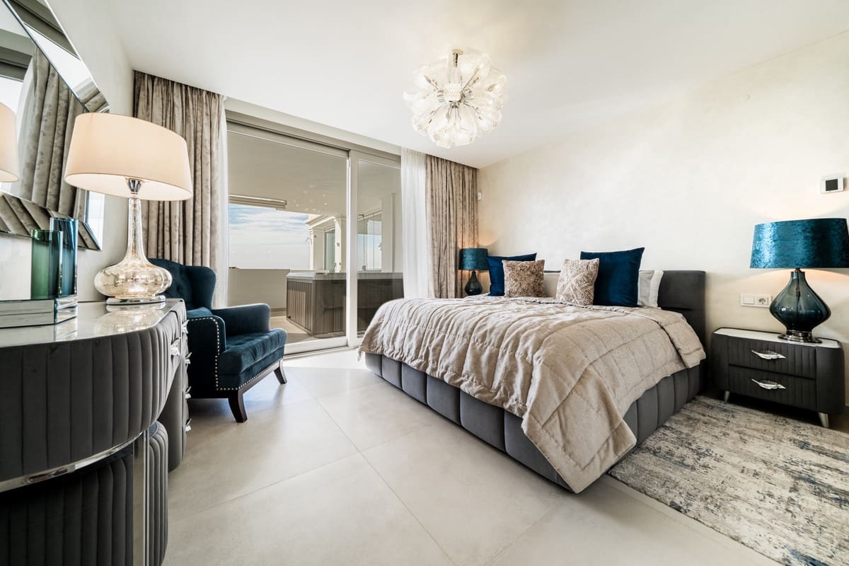 7 bedroom Apartment for sale in Aloha Golf with pool garage - € 4,300,000 (Ref: 10041886)