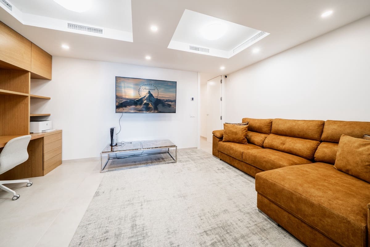 7 bedroom Apartment for sale in Aloha Golf with pool garage - € 4,300,000 (Ref: 10041886)
