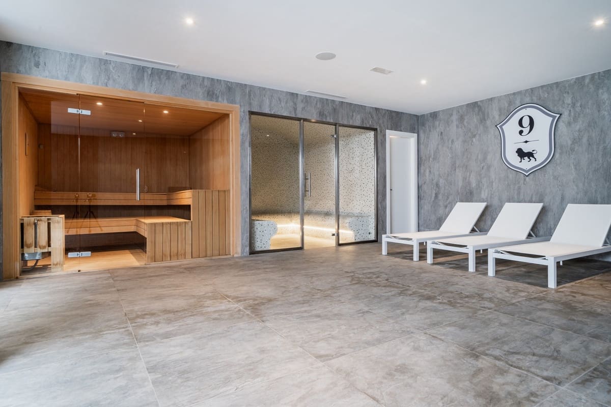 7 bedroom Apartment for sale in Aloha Golf with pool garage - € 4,300,000 (Ref: 10041886)