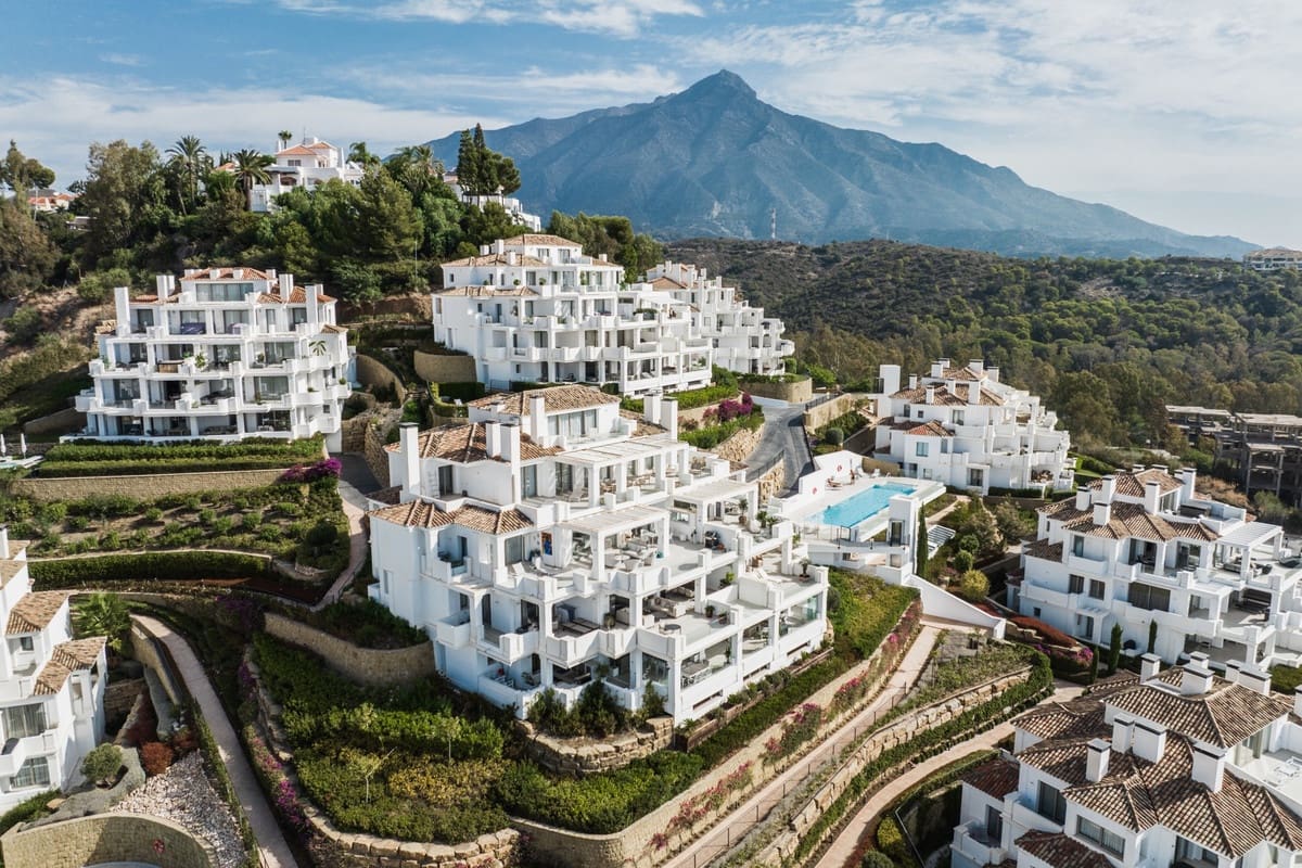 7 bedroom Apartment for sale in Aloha Golf with pool garage - € 4,300,000 (Ref: 10041886)