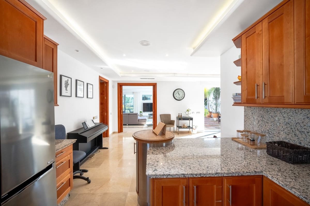 7 sypialnia Willa na sprzedaż w Aloha Golf z basenem garażem - 4 495 000 € (Ref: 10041888)
