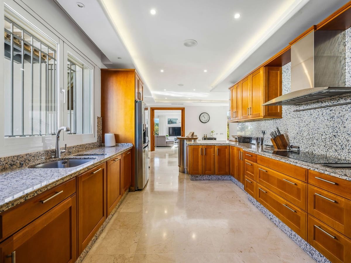 7 sypialnia Willa na sprzedaż w Aloha Golf z basenem garażem - 4 495 000 € (Ref: 10041888)