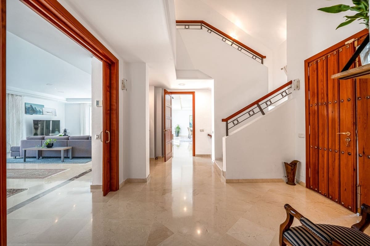 7 sypialnia Willa na sprzedaż w Aloha Golf z basenem garażem - 4 495 000 € (Ref: 10041888)