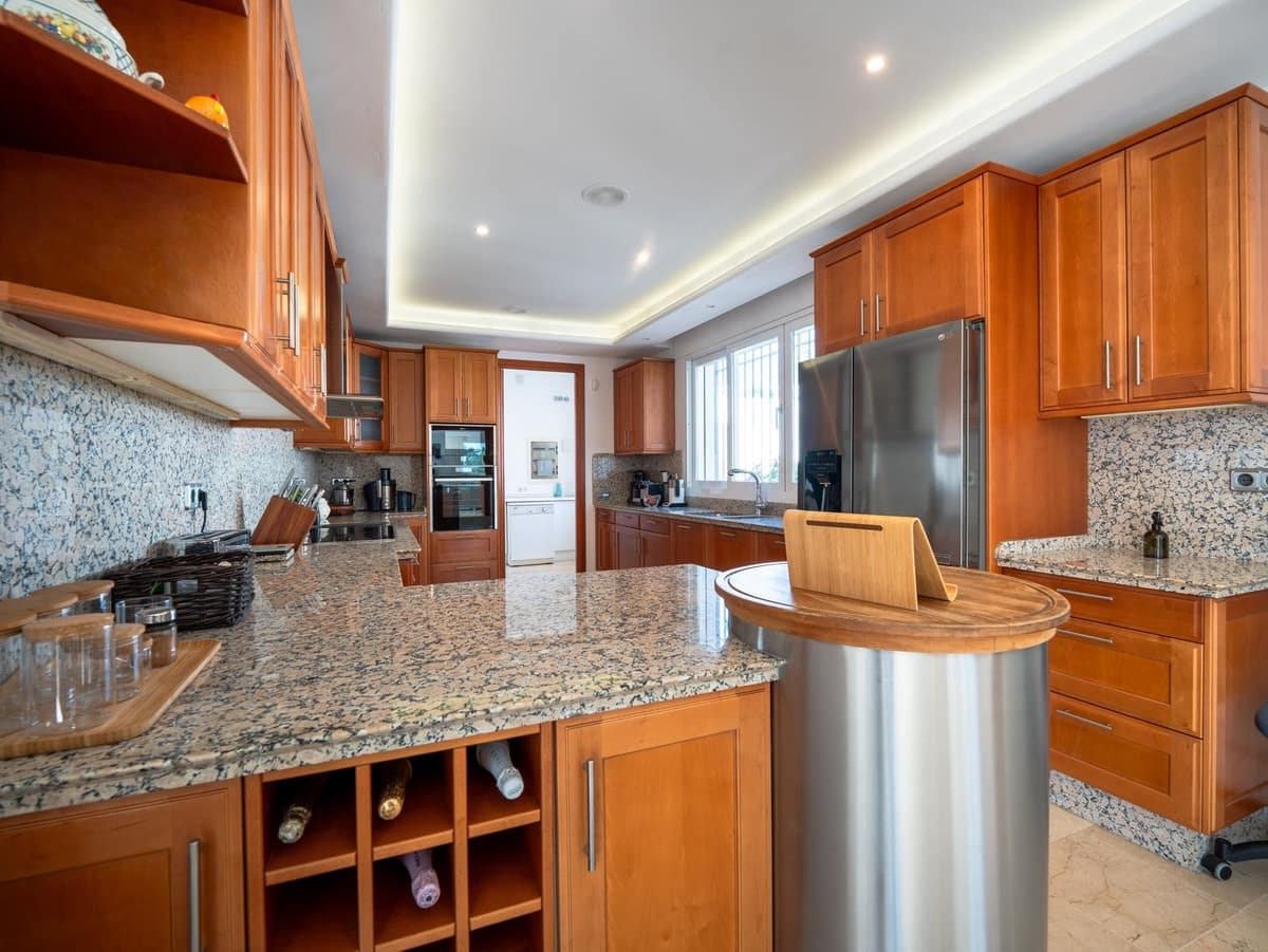 7 sypialnia Willa na sprzedaż w Aloha Golf z basenem garażem - 4 495 000 € (Ref: 10041888)