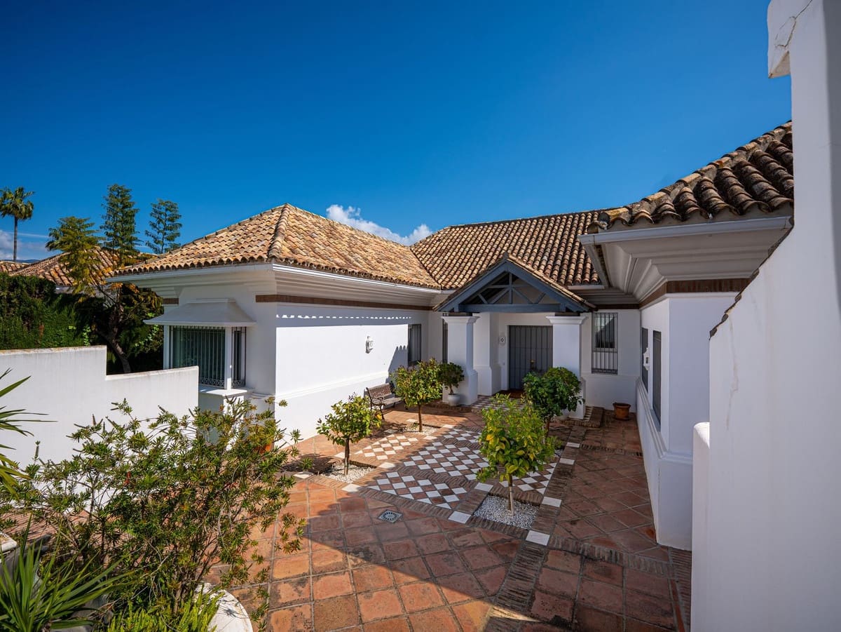 7 sypialnia Willa na sprzedaż w Aloha Golf z basenem garażem - 4 495 000 € (Ref: 10041888)