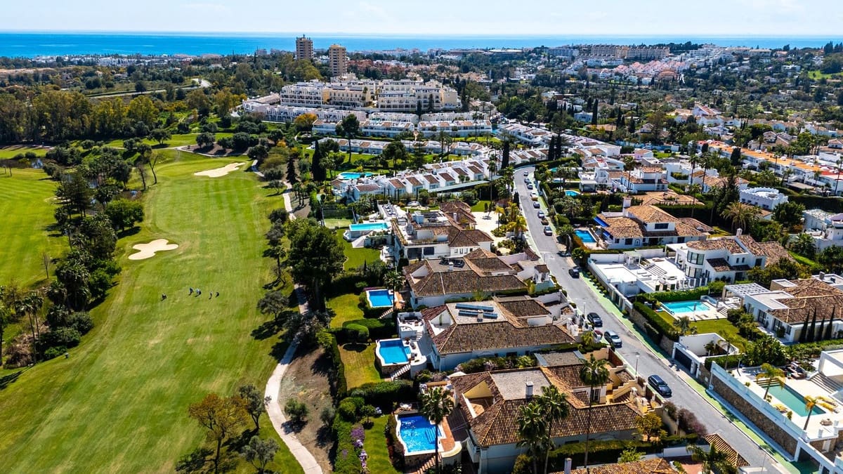 7 sypialnia Willa na sprzedaż w Aloha Golf z basenem garażem - 4 495 000 € (Ref: 10041888)