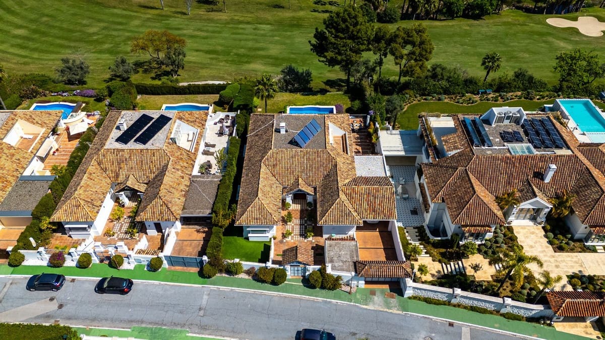 7 sypialnia Willa na sprzedaż w Aloha Golf z basenem garażem - 4 495 000 € (Ref: 10041888)