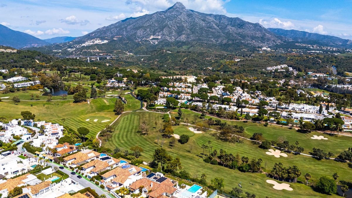 7 sypialnia Willa na sprzedaż w Aloha Golf z basenem garażem - 4 495 000 € (Ref: 10041888)