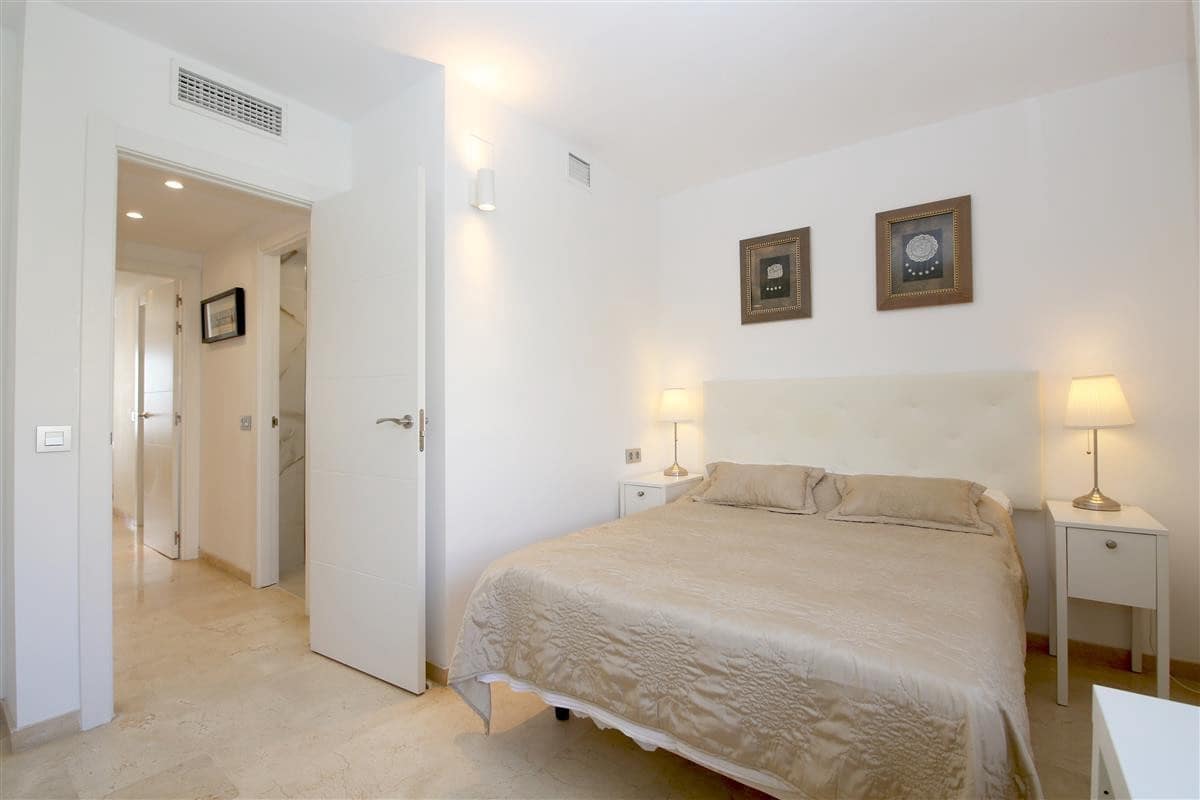 2 bedroom Apartment for sale in Estepona with garage - € 749,000 (Ref: 10064934)