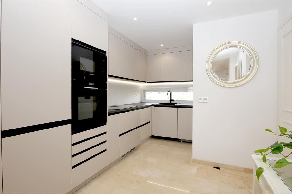 2 bedroom Apartment for sale in Estepona with garage - € 749,000 (Ref: 10064934)