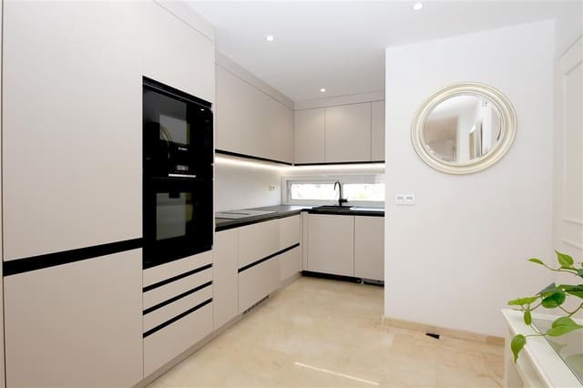 2 slaapkamer Appartement te koop in Estepona met garage - € 749.000 (Ref: 10064934)