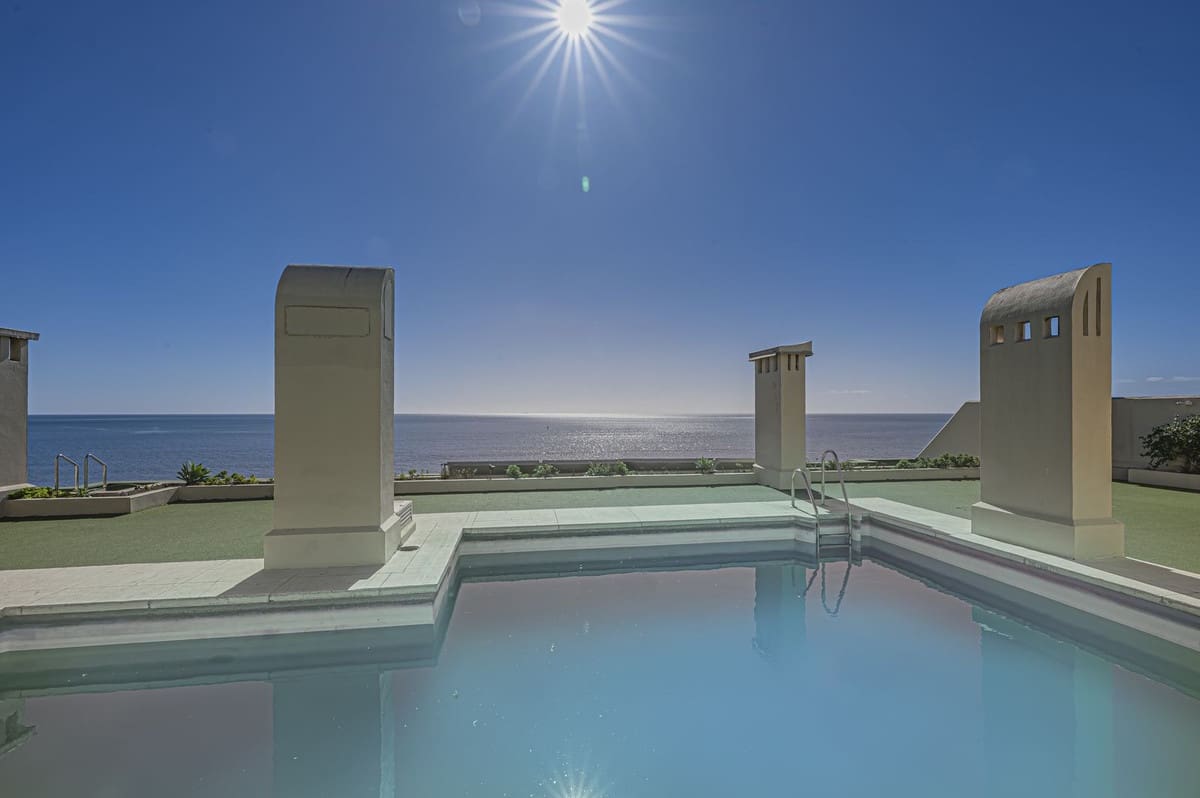 2 Zimmer Apartment zu verkaufen in Estepona mit Pool Garage - 890.000 € (Ref: 10065113)