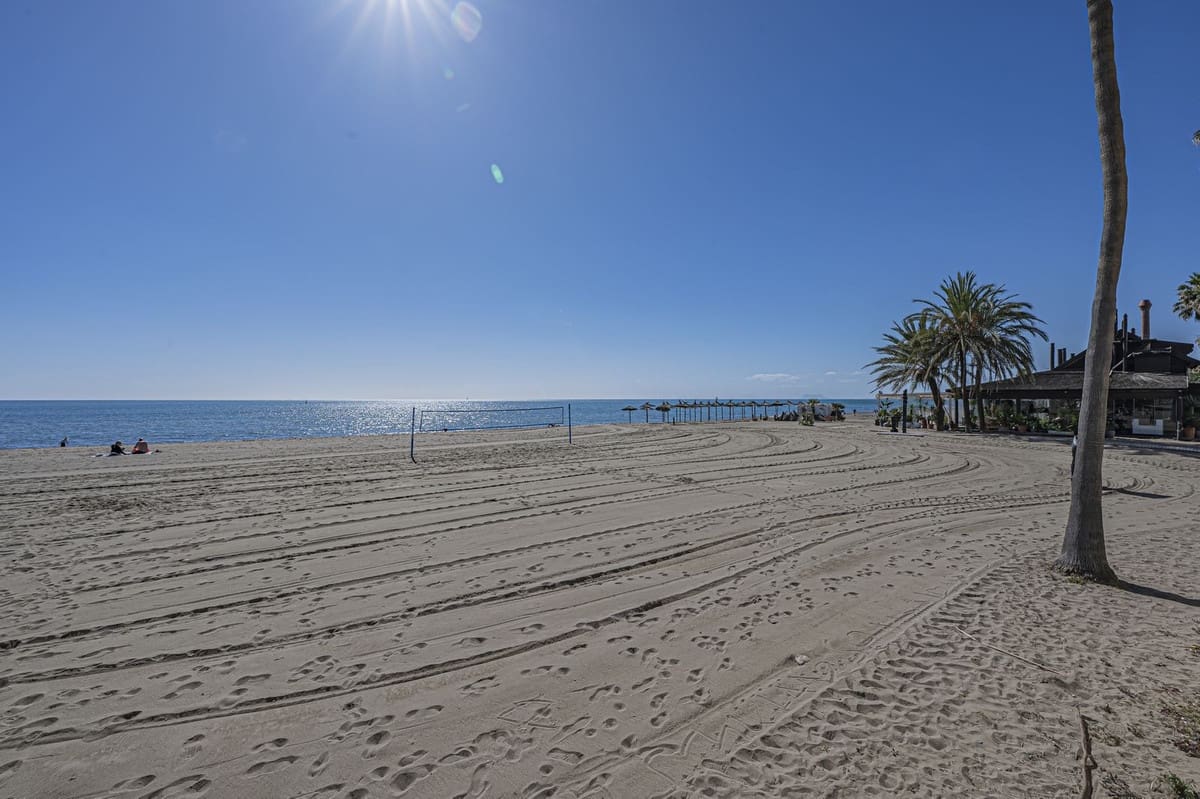 2 Zimmer Apartment zu verkaufen in Estepona mit Pool Garage - 890.000 € (Ref: 10065113)