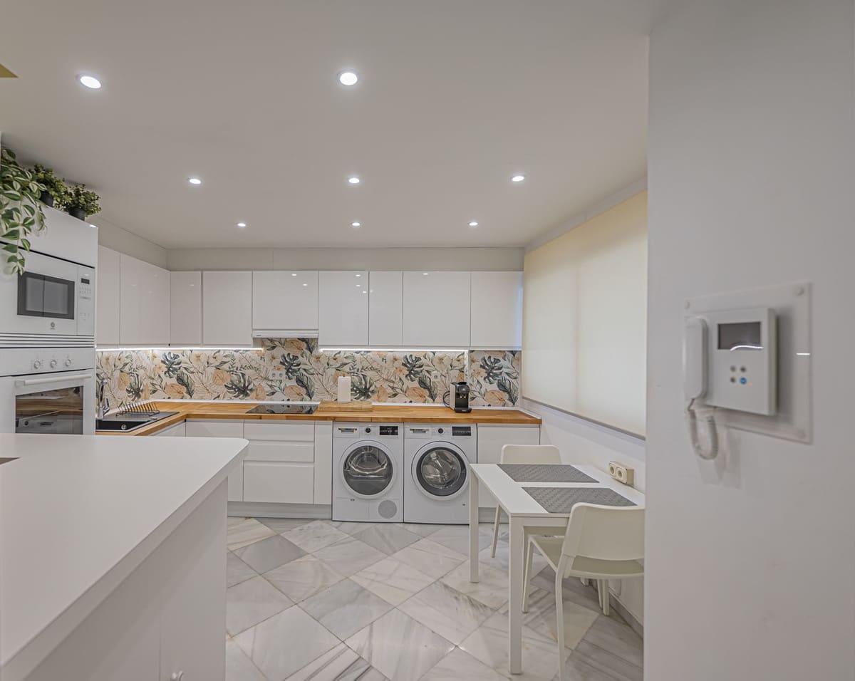 2 Zimmer Apartment zu verkaufen in Estepona mit Pool Garage - 890.000 € (Ref: 10065113)